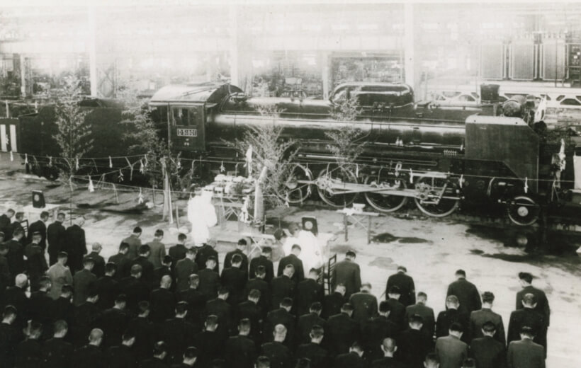 1943 年，三原車輛制作所完成了第一臺(tái)蒸汽機(jī)車的下線儀式