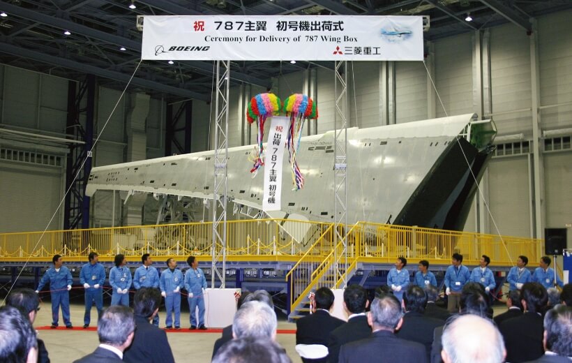 2007 年，在名古屋航空航天系統(tǒng)制造廠舉行了
波音787機(jī)型使用首架機(jī)翼出廠儀式
